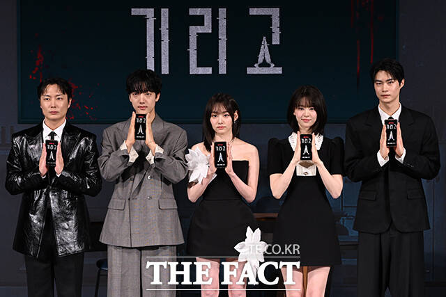 박윤서 감독과 배우 노재원, 이효제, 강미나, 전소영, 현우석(왼쪽부터)이 21일 오후 서울 용산구 CGV 용산아이파크몰에서 열린 넷플릭스 새 시리즈 '기리고' 기자간담회에 참석해 포즈를 취하고 있다. /김성렬 기자