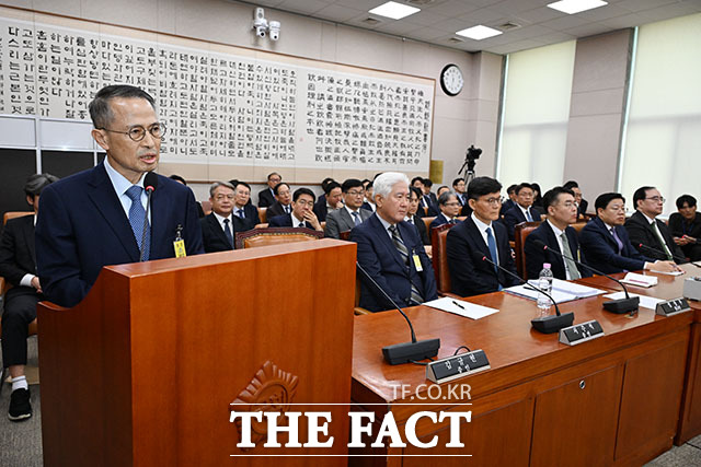 답변하는 김규현 전 국가정보원장(왼쪽).