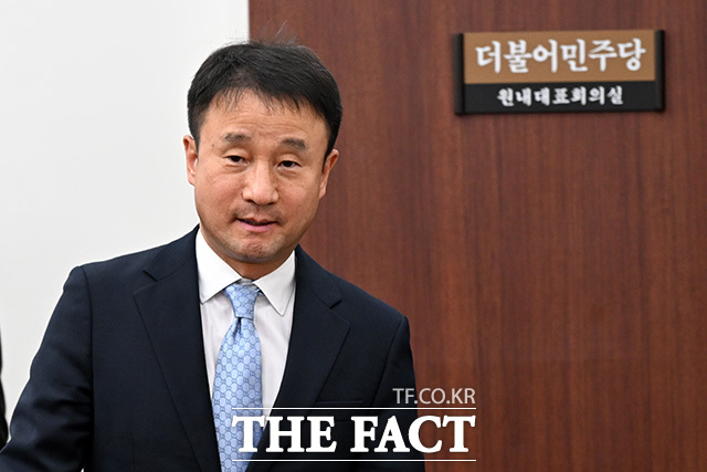 더불어민주당은 21일 한병도 원내대표가 차기 원내대표 선거에 출마하기 위해 이날 사퇴한다고 밝혔다. 원내대표 직무대행은 천준호 원내운영수석부대표가 맡게 된다. 사진은 한 원내대표. /남용희 기자