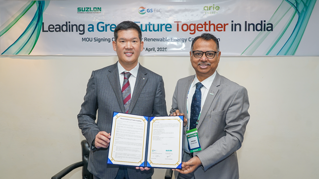 허윤홍 GS건설 대표(왼쪽)와 수즐론 에너지 디네시 다야난드 자그달레(Dinesh Dayanand Jagdale) 사장이 업무협약을 체결하고 기념사진을 촬영하고 있다. /GS건설