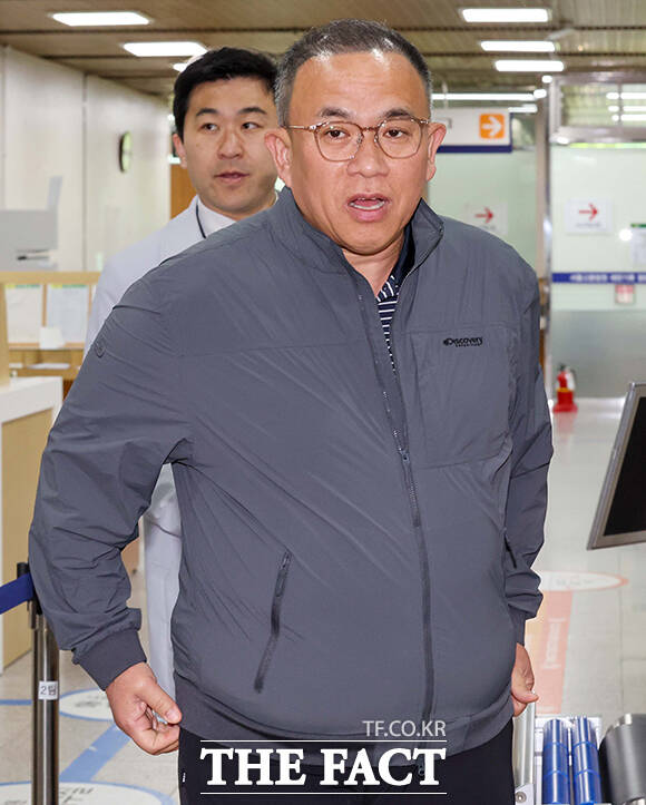 정치브로커 명태균 씨가 21일 오전 서울 서초구 중앙지방법에서 열린 정치자금법 위반 관련 1심 속행 공판에 출석하고 있다. /박헌우 기자