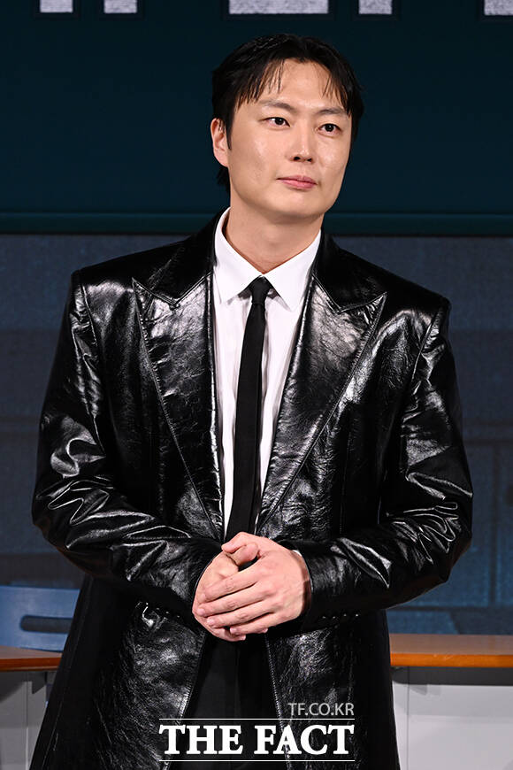 박윤서 감독과 배우 노재원, 이효제, 강미나, 전소영, 현우석(왼쪽부터)이 21일 오후 서울 용산구 CGV 용산아이파크몰에서 열린 넷플릭스 새 시리즈 '기리고' 기자간담회에 참석해 포즈를 취하고 있다. /김성렬 기자