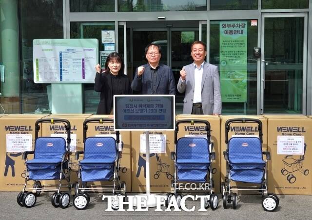 당진발전본부는 21일 당진시노인복지관에서 관내 취약계층 어르신 23가구에 성인용 보행기를 전달했다. /당진발전본부