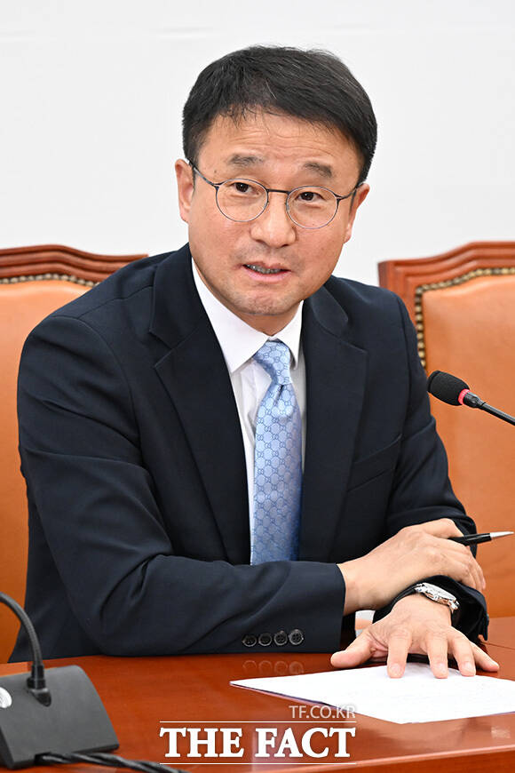 원내대표 사퇴 관련 기자간담회 마친 뒤 취재진 질문에 답하는 한 원내대표.