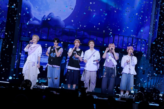 TWS는 데뷔 시즌인 2024년 대성공 후 2025년 다소 정체기였지만 우직하게 '보이후드 팝'으로 대중을 설득했고 첫 투어를 통해 팬덤을 결집하며 도약을 이뤄냈다. 사진은 지난 8~9일 열린 일본 팬미팅 당시 모습. /플레디스