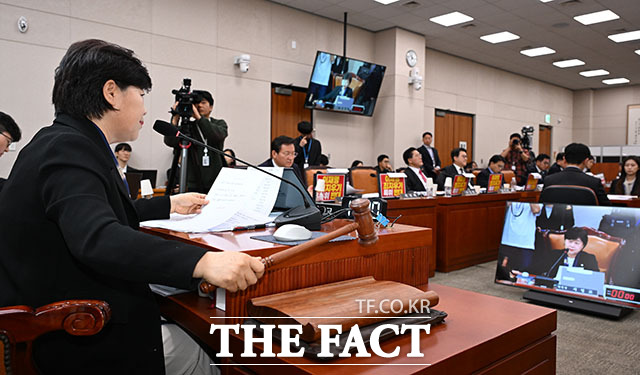 서영교 국조특위 위원장이 의사봉을 두드리고 있다.