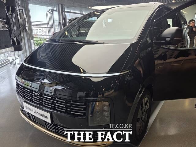 현대차는 리무진 모델의 경우, 고급 내외장 디자인과 VIP 중심 탑승 경험을 강화한 것이 특징이라고 설명했다. 사진은 뉴 스타리아 리무진 외관. /송다영 기자