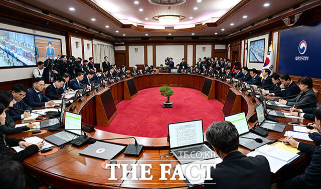 김민석 국무총리가 21일 오전 서울 종로구 정부서울청사에서 열린 국무회의 겸 비상경제본부 회의에 참석해 모두발언을 하고 있다. /임영무 기자