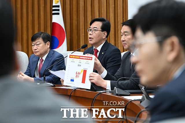 송언석 국민의힘 원내대표(왼쪽)가 21일 오전 서울 여의도 국회에서 열린 원내대책회의에서 모두 발언을 하고 있다. /국회=서예원 기자