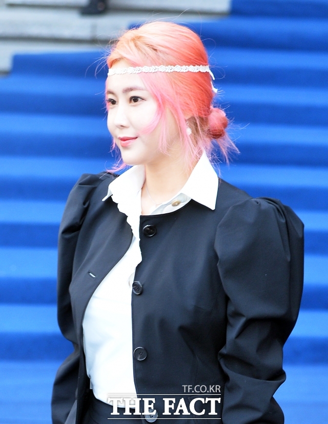 가수이자 화가로 활동 중인 솔비가 과거 사고 경험을 공개해 큰 반향을 일으켰다. 단순한 에피소드가 아니라 생사의 갈림길에 섰던 충격적인 사건으로 솔비는 최근 자신의 유튜브 채널을 통해 중학교 시절 겪었던 사고를 처음으로 상세하게 털어놨다. /더팩트 DB