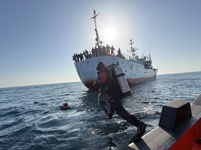 동해 해경이 부유물 제거 작업을 위해 입수하고 있다. /동해해양경찰서