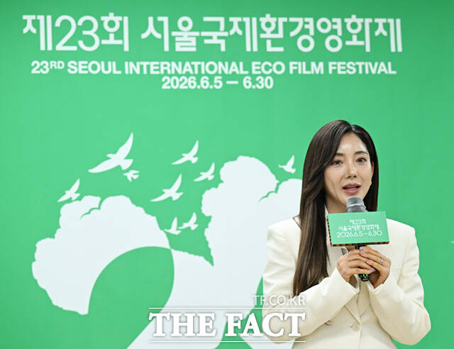 제23회 서울국제환경영화제 기자간담회가 21일 오전 서울 중구 환경재단 레이첼카슨홀에서 열린 가운데, 공식 홍보대사로 위촉된 가수 바다(오른쪽)가 최열 환경재단 이사장과 기념촬영하고 있다. /이새롬 기자