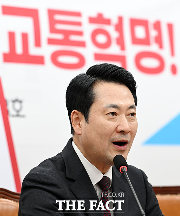 장동혁 국민의힘 대표가 21일 오후 서울 여의도 국회에서 열린 ‘A(all)부터 Z(zero)까지 교통혁명! 모두가 부담 없는 이동권 복지 공약'을 발표하고 있다. /국회=서예원 기자