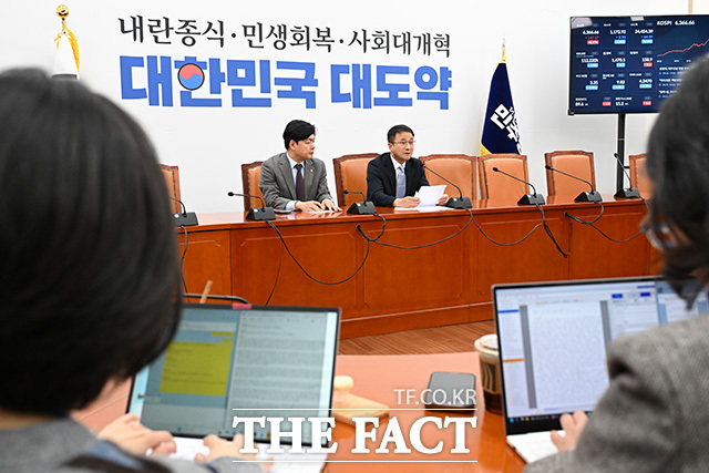 원내대표 사퇴 관련 기자간담회 마친 뒤 취재진 질문에 답하는 한 원내대표.