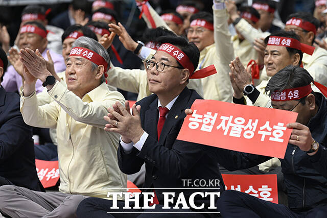 강호동 농협중앙회장(왼쪽)과 송언석 국민의힘 원내대표가 구호를 외치고 있다.