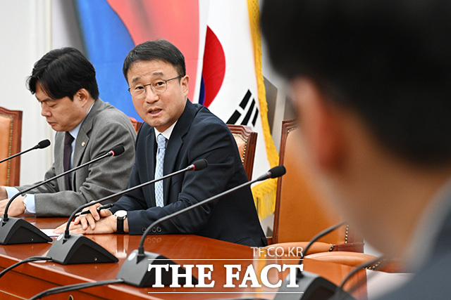 원내대표 사퇴 관련 기자간담회 마친 뒤 취재진 질문에 답하는 한 원내대표.