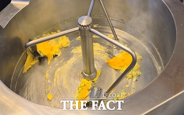 21일 오승혁의 현장은 서울 강남 코엑스에서 열린 우수급식·외식산업전을 찾았다. 대량 조리 기계가 계란, 야채, 새우, 밥을 볶아 요리하는 모습에 관계자들의 관심이 모였다. /코엑스=오승혁 기자