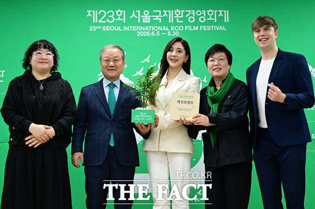 제23회 서울국제환경영화제 기자간담회가 21일 오전 서울 중구 환경재단 레이첼카슨홀에서 열린 가운데, 공식 홍보대사로 위촉된 가수 바다(오른쪽)가 최열 환경재단 이사장과 기념촬영하고 있다. /이새롬 기자