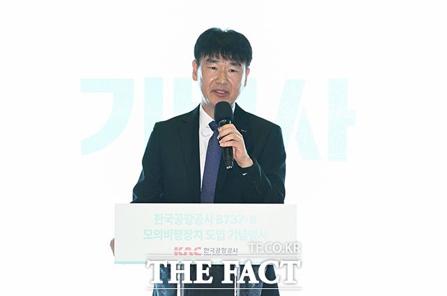 박재희(오른쪽) 한국공항공사 사장직무대행과 강대홍 제주항공 운항본부 운항훈련실장이 21일 오후 서울 강서구 KAC항공훈련센터 SIM HALL에서 열린 B737-8(Max) 모의비행장치 도입 기념행사에 참석해 모의비행장치를 체험하고 있다. /박헌우 기자