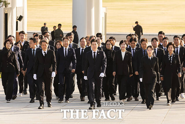 선대위 구성 첫 행보로 현충원을 찾은 정 후보.