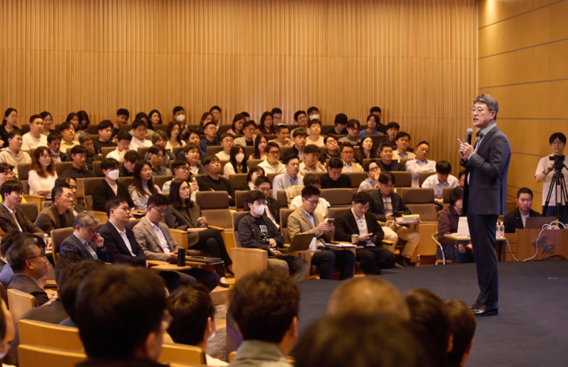 정재헌 SK텔레콤 대표가 취임 6개월을 맞아 21일 서울시 중구 을지로 본사에서 타운홀 미팅을 열었다. /SK텔레콤