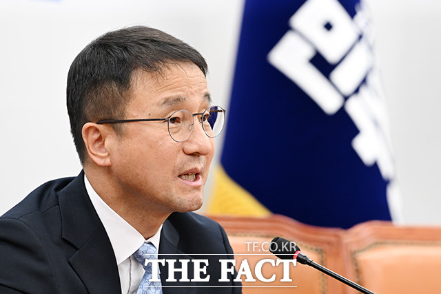 원내대표 사퇴 관련 기자간담회 마친 뒤 취재진 질문에 답하는 한 원내대표.