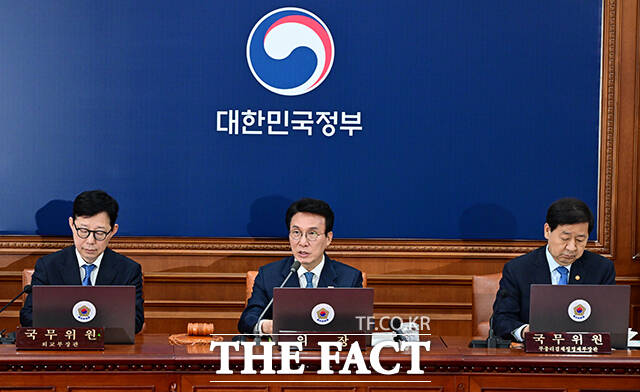 김민석 국무총리가 21일 오전 서울 종로구 정부서울청사에서 열린 국무회의 겸 비상경제본부 회의에 참석해 모두발언을 하고 있다. /임영무 기자