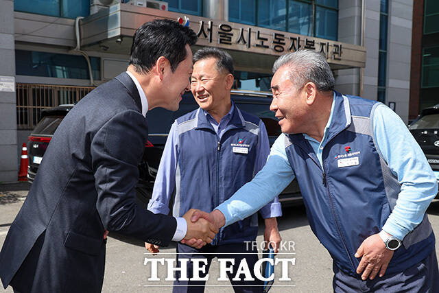 국민의힘-한국노총 서울지역본부 간담회에서 인사말 하는 장동혁 대표(오른쪽).