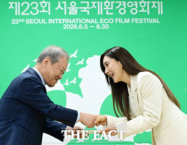 제23회 서울국제환경영화제 기자간담회가 21일 오전 서울 중구 환경재단 레이첼카슨홀에서 열린 가운데, 공식 홍보대사로 위촉된 가수 바다(오른쪽)가 최열 환경재단 이사장과 기념촬영하고 있다. /이새롬 기자