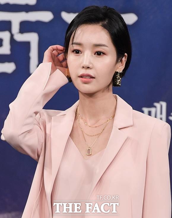 가수 겸 배우 남규리가 솔로 리메이크곡 사랑의 인사 2026으로 음원차트 1위에 올랐다./더팩트DB