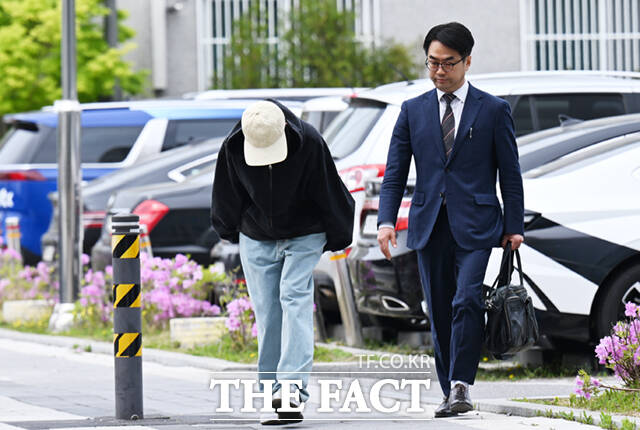 그룹 애프터스쿨 출신 가수 겸 배우 나나가 21일 오후 경기 남양주시 의정부지방법원 남양주지원에서 열린 자택 침입 강도 사건 재판에 증인으로 출석하며 취재진을 향해 인사하고 있다.  