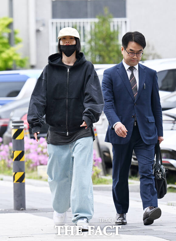 그룹 애프터스쿨 출신 가수 겸 배우 나나가 21일 오후 경기 남양주시 의정부지방법원 남양주지원에서 열린 자택 침입 강도 사건 재판에 증인으로 출석하며 취재진을 향해 인사하고 있다.  
