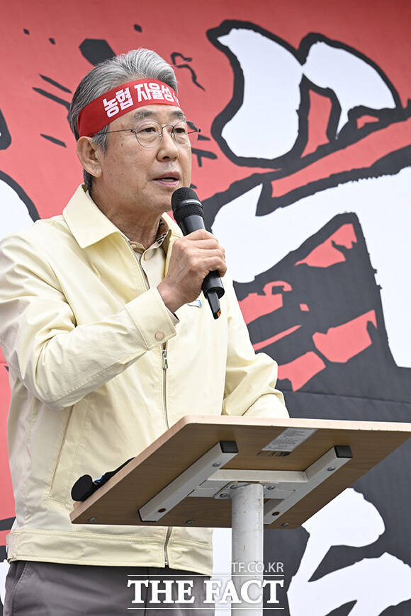 강호동 농협중앙회장(왼쪽)과 송언석 국민의힘 원내대표가 구호를 외치고 있다.