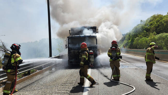 21일 오후 1시 57분쯤 경북 성주군 중부내륙고속도로에서 대형 화물차 화재가 발생, 2시 33분에 완전히 진화됐다. /경북소방본부