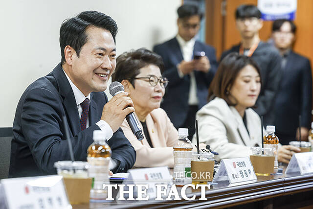 국민의힘-한국노총 서울지역본부 간담회에서 인사말 하는 장동혁 대표(오른쪽).