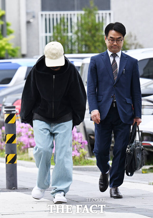 그룹 애프터스쿨 출신 가수 겸 배우 나나가 21일 오후 경기 남양주시 의정부지방법원 남양주지원에서 열린 자택 침입 강도 사건 재판에 증인으로 출석하며 취재진을 향해 인사하고 있다.  