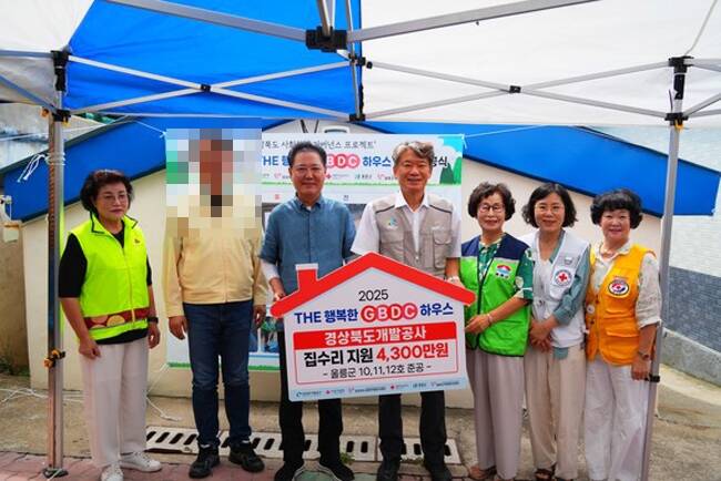 지난해 9월 경북도개발공사의 The 행복한 GBDC 하우스 사업 준공식에서 울릉군 남 모 부군수(왼쪽 두번째)가 청바지를 입었다. /울릉군