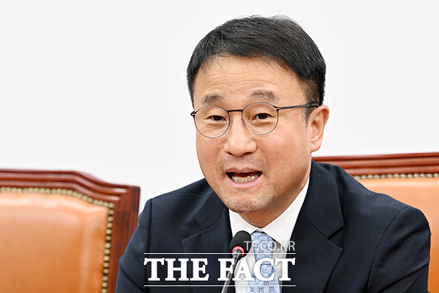 원내대표 사퇴 관련 기자간담회 마친 뒤 취재진 질문에 답하는 한 원내대표.