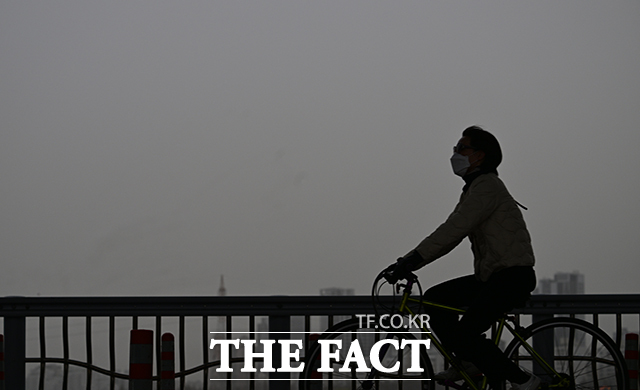 서울 서초구 잠수교에서 바라본 서울 하늘이 뿌옇게 보이고 있다. /박헌우 기자