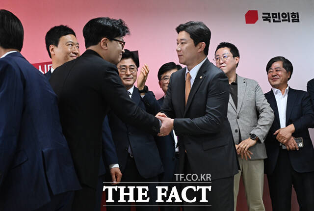 장동혁 국민의힘 대표가 최근 '친한(친한동훈)계' 진종오 의원을 겨냥해 진상조사를 전격 지시하면서, 당 지도부와 한동훈 전 대표 측 사이 정면충돌이 불가피할 전망이다. /이새롬 기자