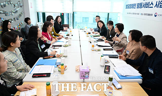 지역별 주간활동서비스 제공기관 종사자들과 간담회 갖는 이스란 차관.