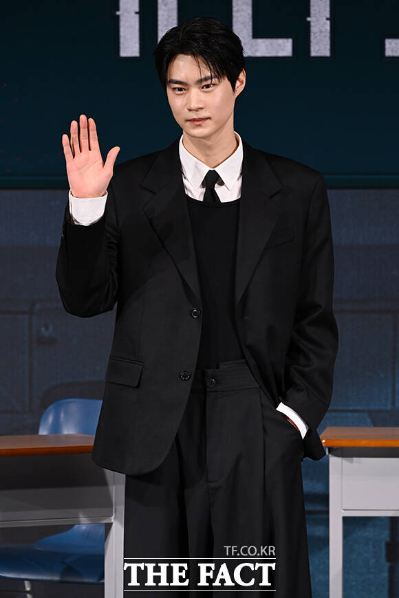 박윤서 감독과 배우 노재원, 이효제, 강미나, 전소영, 현우석(왼쪽부터)이 21일 오후 서울 용산구 CGV 용산아이파크몰에서 열린 넷플릭스 새 시리즈 '기리고' 기자간담회에 참석해 포즈를 취하고 있다. /김성렬 기자