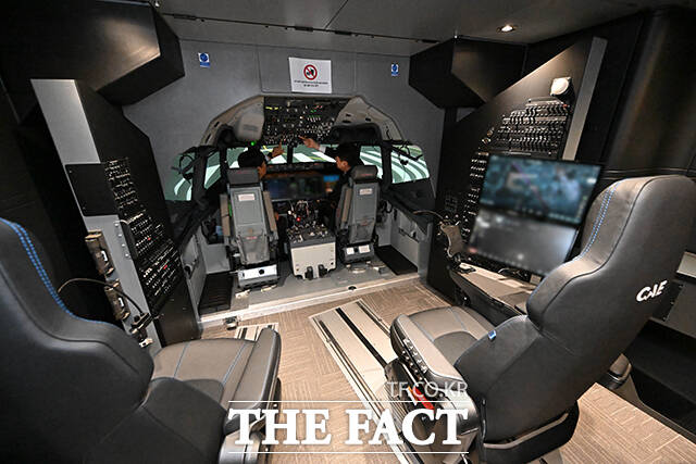 박재희(오른쪽) 한국공항공사 사장직무대행과 강대홍 제주항공 운항본부 운항훈련실장이 21일 오후 서울 강서구 KAC항공훈련센터 SIM HALL에서 열린 B737-8(Max) 모의비행장치 도입 기념행사에 참석해 모의비행장치를 체험하고 있다. /박헌우 기자