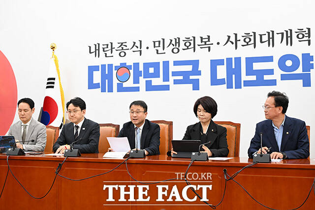 원내대책회의에서 모두발언하는 한 원내대표(가운데).