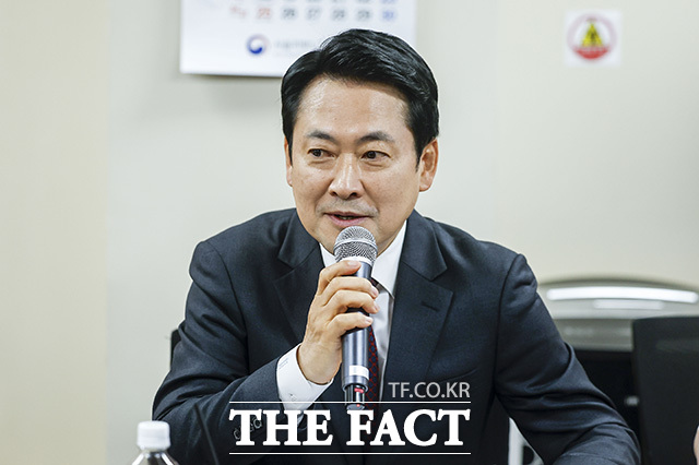 국민의힘-한국노총 서울지역본부 간담회에서 인사말 하는 장동혁 대표(오른쪽).