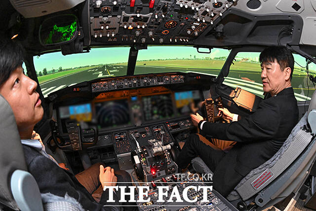 박재희(오른쪽) 한국공항공사 사장직무대행과 강대홍 제주항공 운항본부 운항훈련실장이 21일 오후 서울 강서구 KAC항공훈련센터 SIM HALL에서 열린 B737-8(Max) 모의비행장치 도입 기념행사에 참석해 모의비행장치를 체험하고 있다. /박헌우 기자