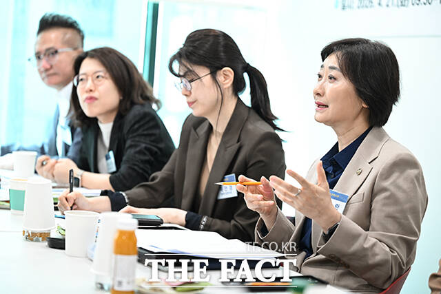 이 차관이 업계 종사자들과 이야기하고 있다.