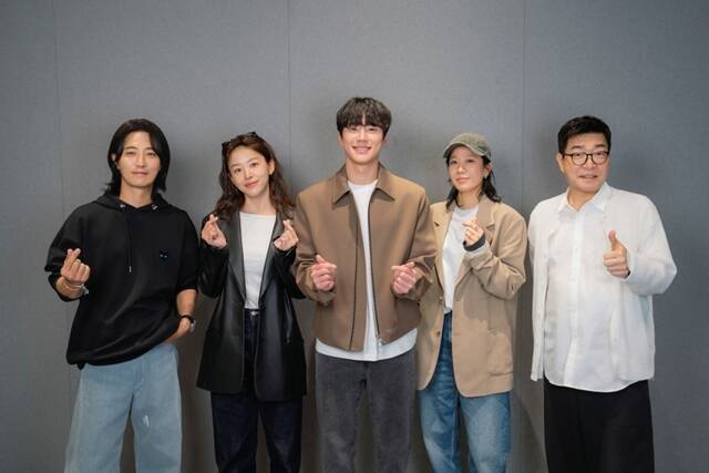 배우 진구 이주명 이준영 전혜진 손현주(왼쪽부터)가 출연하는 '신입사원 강회장'은 오는 5월 30일 오후 10시 40분 첫 방송한다. /SLL, 코퍼스코리아