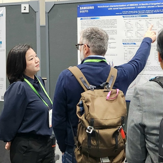 삼성바이오에피스 관계자가 미국 학회에 참가해 항체-약물접합체(ADC) 신약 'SBE303'의 전임상 연구 결과를 설명하고 있다. /삼성바이오에피스