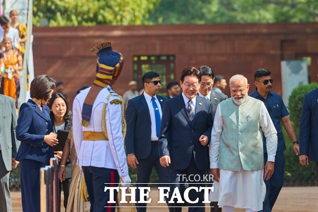 인도를 국빈방문 중인 이재명 대통령이 20일(현지시간) 오후 뉴델리 대통령궁에서 열린 공식환영식에서 나렌드라 모디 총리와 이동하고 있다. /청와대